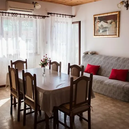 Apartment Lenka *